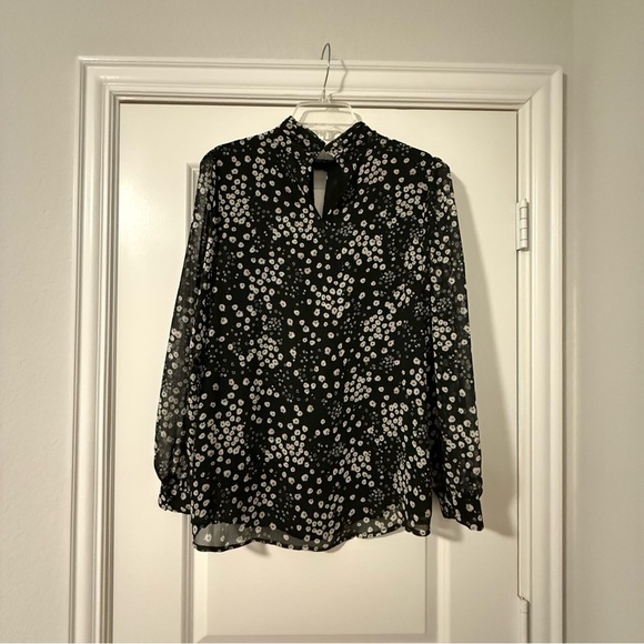 KARL LAGERFELD KEYHOLE BLOUSE SIZE MEDIUM - Picture 3 of 4